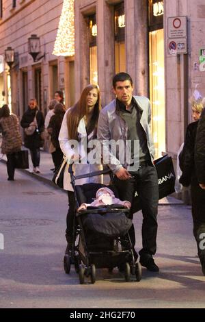 Joueur de football Lazio , Alexander Kolarov, marchant avec la femme Vesna et leur petit fils, Rome. Banque D'Images