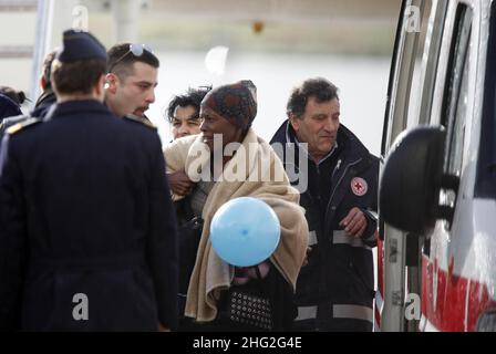 142 citoyens haïtiens arrivent à la base aérienne de Pratica di Mare en provenance d'Haïti pour recevoir des soins de santé en Italie. Banque D'Images