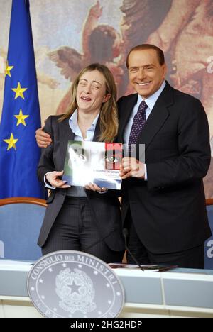 Jeune Ministre Giorgia Meloni et le Premier ministre italien Silvio Berlusconi en session tout en discutant d'une politique de jeunesse lors d'une réunion du gouvernement, Rome Banque D'Images