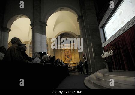 Atmosphère pendant la Messe de l'exposition solennelle du Saint-Shroud le 10 avril 2010 à Turin, Italie.Le Saint-Shroud sera exposé à la cathédrale de Turin du 10 avril au 23 mai, tandis que le Pape Benoît XVI sera présent le 2 mai.La dernière fois que le Shroud a été exposé publiquement a eu lieu durant l'année du Jubilé de 2000. Banque D'Images