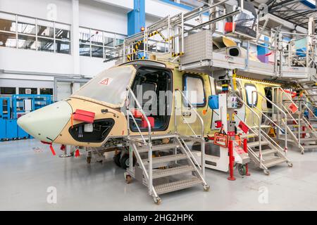 Marignane, France.14th janvier 2022.Le nouveau modèle de H160 appelé 'Guepard' vu sur les lignes de montage, à l'usine de Marignane.après les premières livraisons et une annonce officielle par le ministre français de l'Armée, il sera opérationnel en 2022.C'est le premier avion qui couvre toutes les exigences militaires et a des variantes civiles.Le nouveau modèle H160 appelé 'Guepard' sur les lignes de montage, dans l'usine de Marignane.Crédit : SOPA Images Limited/Alamy Live News Banque D'Images