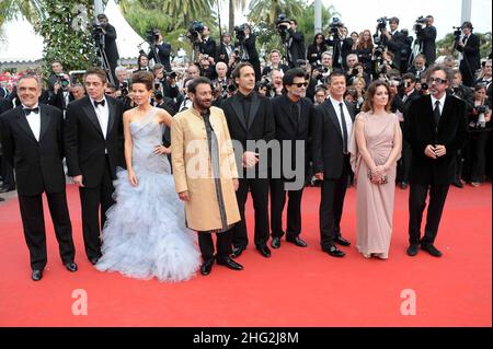 Le président du jury Tim Burton avec les membres du jury Giovanna Mezzogiorno, Emmanuel Carrere, Shekhar Kapur, Victor Erice, Kate Beckinsale,Benicio Del Toro, Alexandre Desplat et Alberto Barbera arrivent pour la projection officielle de Robin des Bois, au Palais de Festival pendant le Festival de Cannes 63rd, France. Banque D'Images