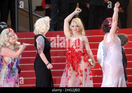 Les acteurs Mimmi le Meaux, l'actrice Dirty Martini, l'acteur et réalisateur Mathieu Amalric, Julie Atlas Muz, l'actrice Evie Lovelle et l'acteur Roky Roulette photographiés lors de la première de On Tour, dans le cadre du Festival du film de Cannes 63rd, Palais des Festivals, Cannes. Banque D'Images