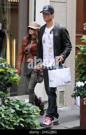 Fergie, du groupe Black Eyed Peas, a vu ses achats avec son mari Josh Duhamel à Milan, en Italie. Banque D'Images