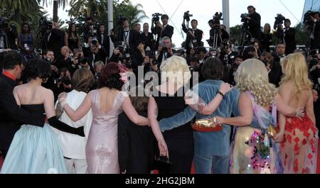 Les acteurs Mimmi le Meaux, l'actrice Dirty Martini, l'acteur et réalisateur Mathieu Amalric, Julie Atlas Muz, l'actrice Evie Lovelle et l'acteur Roky Roulette photographiés lors de la première de On Tour, dans le cadre du Festival du film de Cannes 63rd, Palais des Festivals, Cannes. Banque D'Images