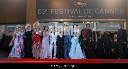 Les acteurs Mimmi le Meaux, l'actrice Dirty Martini, l'acteur et réalisateur Mathieu Amalric, Julie Atlas Muz, l'actrice Evie Lovelle et l'acteur Roky Roulette photographiés lors de la première de On Tour, dans le cadre du Festival du film de Cannes 63rd, Palais des Festivals, Cannes. Banque D'Images