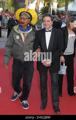 Raoni Metuktyre et Jean-Pierre Dutilleux photographiés lors de la première de On Tour, dans le cadre du Festival du film de Cannes 63rd, Palais des Festivals, Cannes. Banque D'Images