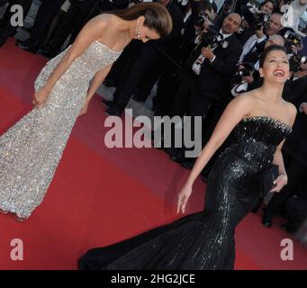 Aishwarya Rai Bachchan et Eva Longoria Parker photographiés lors de la première de On Tour, dans le cadre du Festival du film de Cannes 63rd, Palais des Festivals, Cannes. Banque D'Images