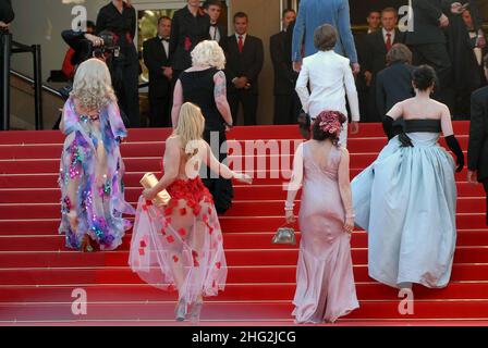 Les acteurs Mimmi le Meaux, l'actrice Dirty Martini, l'acteur et réalisateur Mathieu Amalric, Julie Atlas Muz, l'actrice Evie Lovelle et l'acteur Roky Roulette photographiés lors de la première de On Tour, dans le cadre du Festival du film de Cannes 63rd, Palais des Festivals, Cannes. Banque D'Images