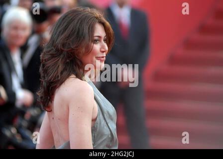 Sabina Guzzanti photographiée lors de la première de On Tour, dans le cadre du Festival de Cannes 63rd, Palais des Festivals, Cannes. Banque D'Images