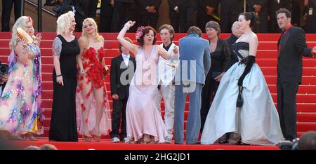 Les acteurs Mimmi le Meaux, l'actrice Dirty Martini, l'acteur et réalisateur Mathieu Amalric, Julie Atlas Muz, l'actrice Evie Lovelle et l'acteur Roky Roulette photographiés lors de la première de On Tour, dans le cadre du Festival du film de Cannes 63rd, Palais des Festivals, Cannes. Banque D'Images