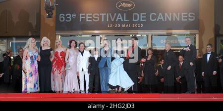 Les acteurs Mimmi le Meaux, l'actrice Dirty Martini, l'acteur et réalisateur Mathieu Amalric, Julie Atlas Muz, l'actrice Evie Lovelle et l'acteur Roky Roulette photographiés lors de la première de On Tour, dans le cadre du Festival du film de Cannes 63rd, Palais des Festivals, Cannes. Banque D'Images