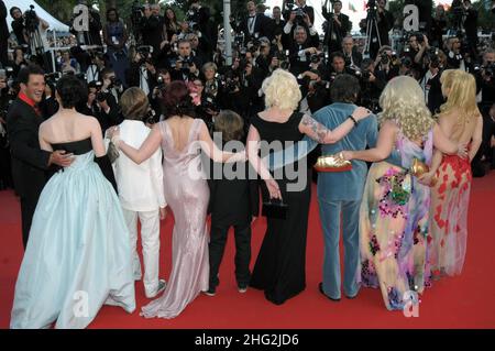 Les acteurs Mimmi le Meaux, l'actrice Dirty Martini, l'acteur et réalisateur Mathieu Amalric, Julie Atlas Muz, l'actrice Evie Lovelle et l'acteur Roky Roulette photographiés lors de la première de On Tour, dans le cadre du Festival du film de Cannes 63rd, Palais des Festivals, Cannes. Banque D'Images