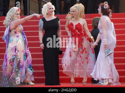 Les acteurs Mimmi le Meaux, l'actrice Dirty Martini, l'acteur et réalisateur Mathieu Amalric, Julie Atlas Muz, l'actrice Evie Lovelle et l'acteur Roky Roulette photographiés lors de la première de On Tour, dans le cadre du Festival du film de Cannes 63rd, Palais des Festivals, Cannes. Banque D'Images