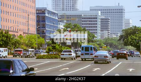 Roxas Boulevard est la route principale à travers la Métropolitaine de Manille sur l'île de Luzon aux Philippines.Le boulevard est une promenade populaire au bord de l'eau.Il longe la baie de Manille, connue pour ses couchers de soleil pittoresques et ses cocotiers qui s'étendent le long du bord de l'eau.La route divisée de Roxas Boulevard (route à deux voies) est devenue une marque de fabrique du tourisme philippin et est célèbre pour son yacht club, ses hôtels, ses restaurants et ses parcs. Banque D'Images