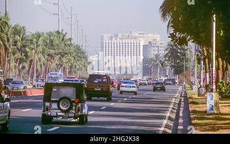 Roxas Boulevard est la route principale à travers la Métropolitaine de Manille sur l'île de Luzon aux Philippines.Le boulevard est une promenade populaire au bord de l'eau.Il longe la baie de Manille, connue pour ses couchers de soleil pittoresques et ses cocotiers qui s'étendent le long du bord de l'eau.La route divisée de Roxas Boulevard (route à deux voies) est devenue une marque de fabrique du tourisme philippin et est célèbre pour son yacht club, ses hôtels, ses restaurants et ses parcs. Banque D'Images