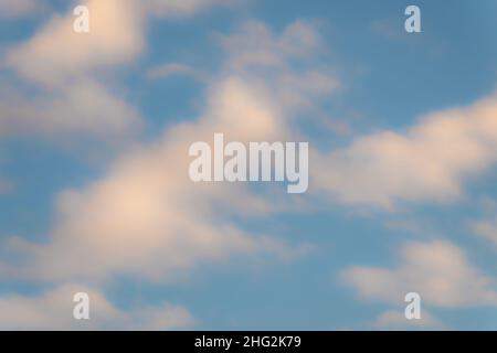 Texture d'arrière-plan.Nuages flous et reflets du ciel. Banque D'Images