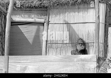 Indian Siddha Yogi saint Devraha Baba, se trouve sur son machan, une plate-forme de bois et de chaume, alors qu'il reçoit des dévotés sur les rives de la rivière Yamuna le 2 février 1989 près de Vrindavan, en Inde. Banque D'Images