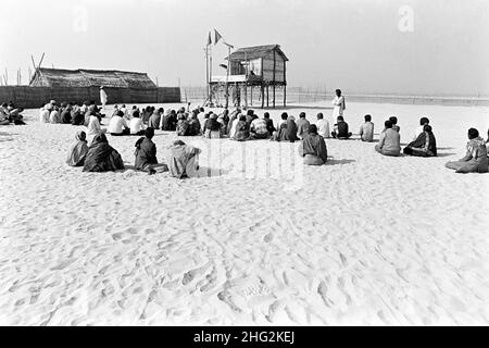 Indian Siddha Yogi saint Devraha Baba, se trouve sur son machan, une plate-forme de bois et de chaume, alors qu'il reçoit des dévotés sur les rives de la rivière Yamuna le 2 février 1989 près de Vrindavan, en Inde. Banque D'Images