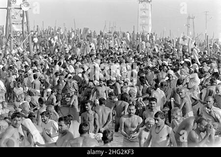 Les pèlerins indiens effectuent des bains rituels au confluent des fleuves Gange et Yamuna au point culminant du festival Kumgh Mela le 6 février 1989 à Allahabad, en Inde.Ce festival de six semaines a lieu tous les 12th ans et attire des millions de pèlerins hindous. Banque D'Images