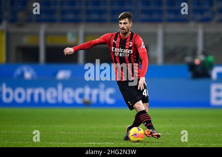 Milan, Italie.17 janvier 2022.Matteo Gabbia de l'AC Milan en action pendant la série Un match de football entre l'AC Milan et Spezia Calcio.Credit: Nicolò Campo/Alay Live News Banque D'Images