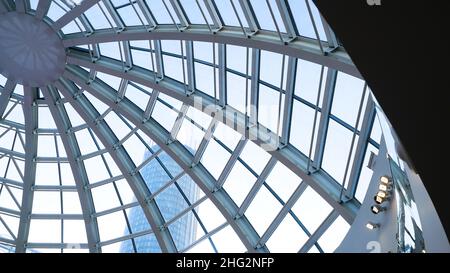 Dôme de verre d'un immeuble moderne. Vue depuis l'intérieur de la pièce. Construction légère de toit transparent fait de tubes en acier rond. Bac d'architecture Banque D'Images