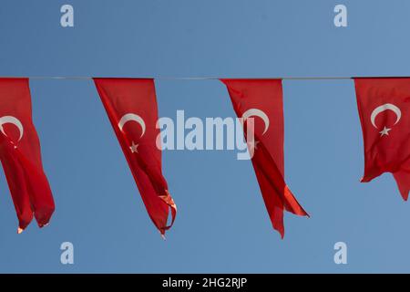 Drapeau national turc suspendu sur un poteau en plein air agitant contre le ciel Banque D'Images