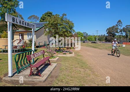 Cycliste à Blackbutt sur la Brisbane Valley Rail Trail Banque D'Images