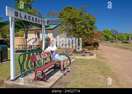 Cycliste à Blackbutt sur la Brisbane Valley Rail Trail Banque D'Images