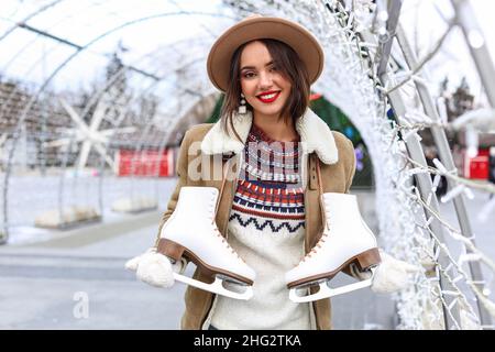 Belle jeune femme avec patins à l'extérieur Banque D'Images