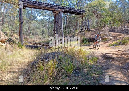 Vélo sur la Brisbane Valley Rail Trail Banque D'Images