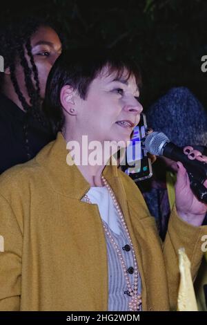 Londres, Royaume-Uni, 17th janvier 2022.La députée Caroline Lucas s'adresse à Kill the Bill les manifestants se sont rassemblés en face de la Chambre des Lords alors que les pairs votent sur le projet de loi sur la police, le crime, la sentence et les tribunaux (projet de loi sur la SRPT).Les opposants arguent qu'en cas de vote, il limitera considérablement les libertés de protestation en limitant le lieu et le moment où les manifestations peuvent avoir lieu.Les aspects contestataires du projet de loi ont été élaborés en réponse aux manifestations de la Black Lives Matter et de la rébellion des extinction qui ont causé des perturbations à Londres.Crédit : onzième heure Photographie/Alamy Live News Banque D'Images