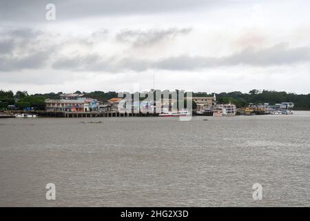 Afuá,Pará,Brésil,11 novembre 2021.vue sur le port et la ville riveraine d'Afuá, sur l'île de Marajó dans la région amazonienne. Banque D'Images