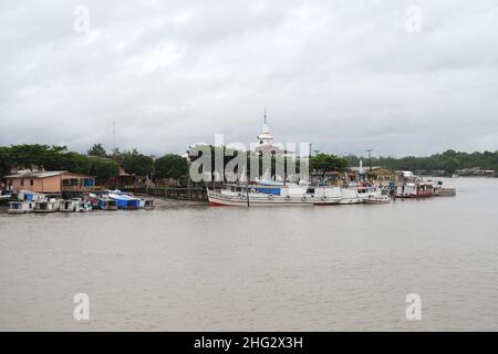 Afuá,Pará,Brésil,11 novembre 2021.vue sur le port et la ville riveraine d'Afuá, sur l'île de Marajó dans la région amazonienne. Banque D'Images