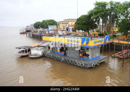 Afuá,Pará,Brésil,11 novembre 2021.Station-service flottante sur le fleuve Amazone dans la ville riveraine d'Afuá, sur l'île de marajó, dans la région amazonienne. Banque D'Images