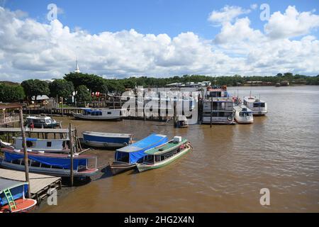 Afuá,Pará,Brésil,11 novembre 2021.vue sur le port et la ville riveraine d'Afuá, sur l'île de Marajó dans la région amazonienne. Banque D'Images