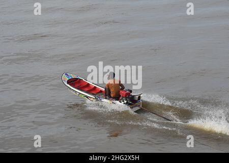 Afuá,Pará,Brésil,11 novembre 2021.Ribeirinho voile en canoë avec moteur hors-bord sur le fleuve Amazone dans la ville riveraine d'Afuá, sur l'île o Banque D'Images