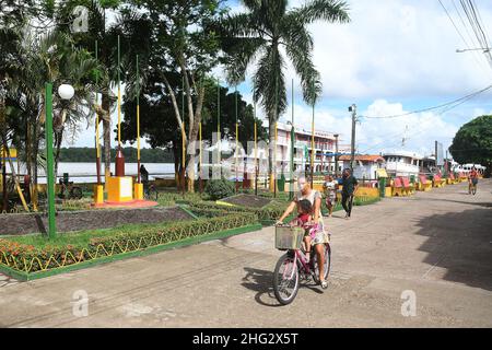 Afuá,Pará,Brésil,11 novembre 2021.résidents à vélo, le seul moyen de transport autorisé dans la ville riveraine d'Amazonie. Banque D'Images