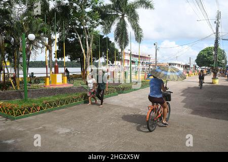 Afuá,Pará,Brésil,11 novembre 2021.résidents à vélo, le seul moyen de transport autorisé dans la ville riveraine d'Amazonie. Banque D'Images