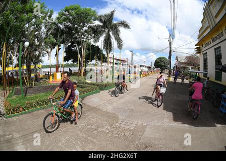 Afuá,Pará,Brésil,11 novembre 2021.résidents à vélo, le seul moyen de transport autorisé dans la ville riveraine d'Amazonie. Banque D'Images