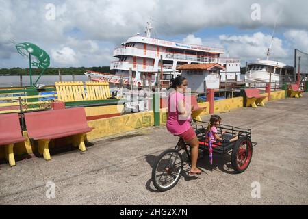 Afuá,Pará,Brésil,11 novembre 2021.résidents à vélo, le seul moyen de transport autorisé dans la ville riveraine d'Amazonie. Banque D'Images