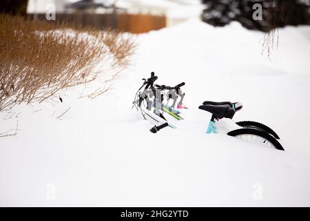 Quatre vélos couverts de neige jusqu'au guidon dans un paysage blanc d'hiver Banque D'Images