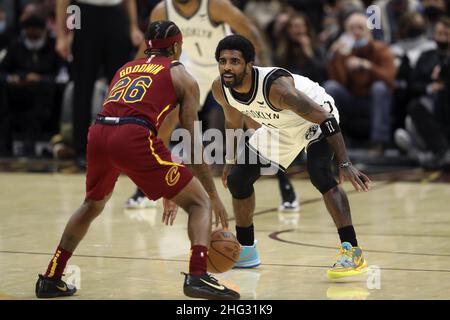 Cleveland, États-Unis.17th janvier 2022.Brooklyn nets Kyrie Irving (11) défend les cavaliers de Cleveland Brandon Goodwin (26) à Rocket Mortgage Field House à Cleveland, Ohio, le lundi 17 janvier 2022.Photo par Aaron Josefczyk/UPI crédit: UPI/Alay Live News Banque D'Images