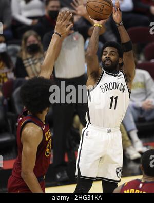 Cleveland, États-Unis.17th janvier 2022.Brooklyn nets Kyrie Irving (11) fait des prises de vue sur les cavaliers de Cleveland Jarrett Allen (31) à Rocket Mortgage Field House à Cleveland, Ohio, le lundi 17 janvier 2022.Photo par Aaron Josefczyk/UPI crédit: UPI/Alay Live News Banque D'Images