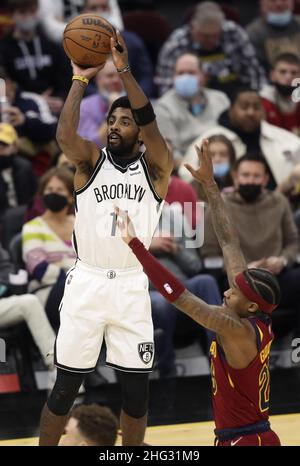 Cleveland, États-Unis.17th janvier 2022.Brooklyn nets Kyrie Irving (11) fait des prises de vue sur les cavaliers de Cleveland Brandon Goodwin (26) à Rocket Mortgage Field House à Cleveland, Ohio, le lundi 17 janvier 2022.Photo par Aaron Josefczyk/UPI crédit: UPI/Alay Live News Banque D'Images