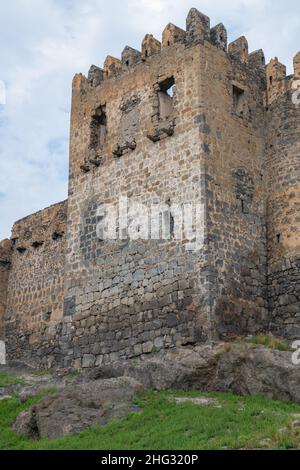 tours et puissants murs de pierre dans la forteresse Banque D'Images