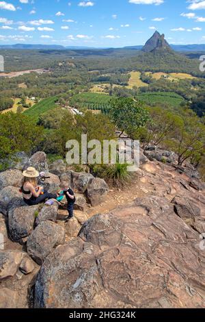 Vue sur le Mont Coonowrin et le Mont Beerwah depuis le Mont Ngungun Banque D'Images