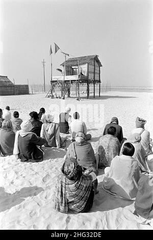 Indian Siddha Yogi saint Devraha Baba, se trouve sur son machan, une plate-forme de bois et de chaume, alors qu'il reçoit des dévotés sur les rives de la rivière Yamuna le 2 février 1989 près de Vrindavan, en Inde. Banque D'Images