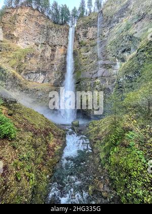 Multnomah Falls est une cascade située sur le ruisseau Multnomah dans la gorge de la rivière Columbia, à l'est de Troutdale, entre Corbett et Dodson, Oregon, États-Unis Banque D'Images