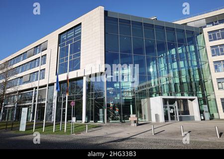 Bonn, Allemagne.14th janvier 2022.L'Institut fédéral des médicaments et des dispositifs médicaux à Bonn.Le 25 janvier, un groupe d'experts de l'Institut fédéral des médicaments et des instruments médicaux (BfArM) discutera de la libération de l'ingrédient actif sildénafil de l'exigence d'ordonnance.Ceci pourrait faire la puissance de médicament Viagra ordonnance-libre.(À dpa: Viagra bientôt sans ordonnance?La libération aurait des avantages et des inconvénients) crédit: Oliver Berg/dpa/Alamy Live News Banque D'Images